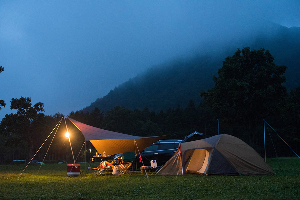 キャンプサイト全体を照らす：メインランタン