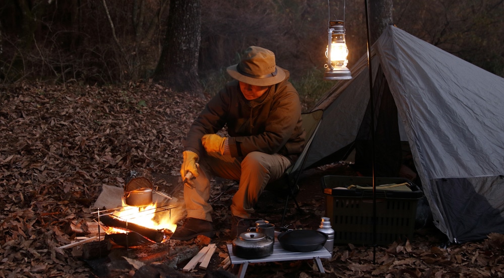 【ソロキャンプの始め方】おすすめテントや料理道具・焚き火などの楽しみ方まで完全ガイド
